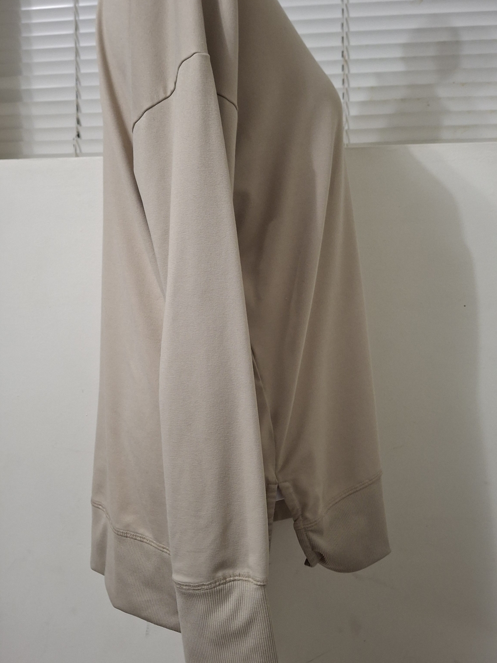 Bench. Women’s Beige Crewneck Pullover Sweatshirt with Thumbholes – Size Small - Picture 4 of 6